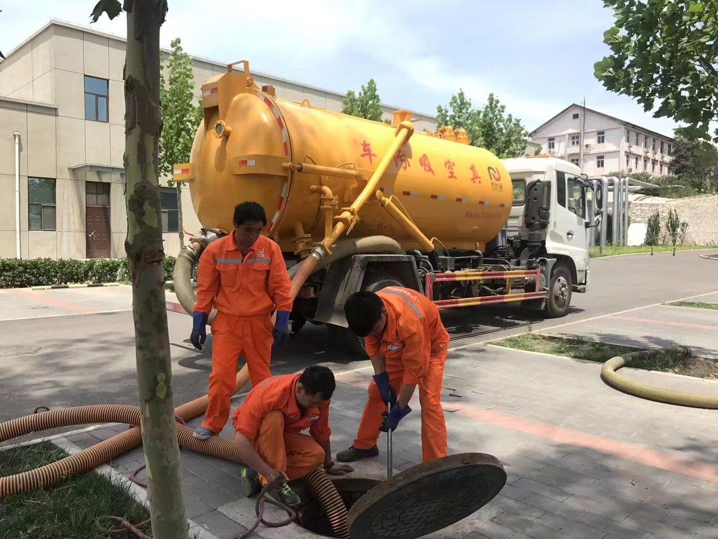 西城管道疏通车停在窨井附近