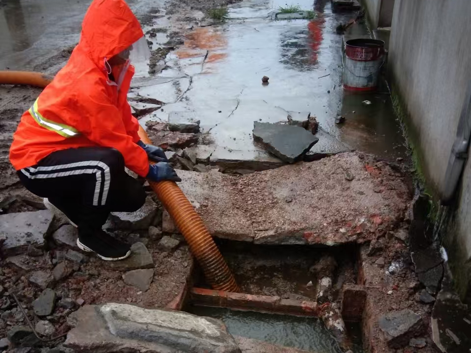 西城专业清理污水池 炜誉市政以规范流程守护城市 “肠道”