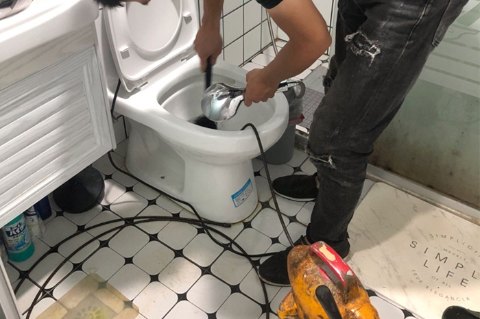 西城马桶堵塞自己疏通还是找师傅？专业上门服务让你省时更省心