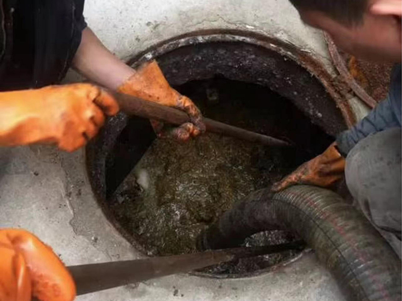 西城清理化粪池时如何避免沼气的危害？